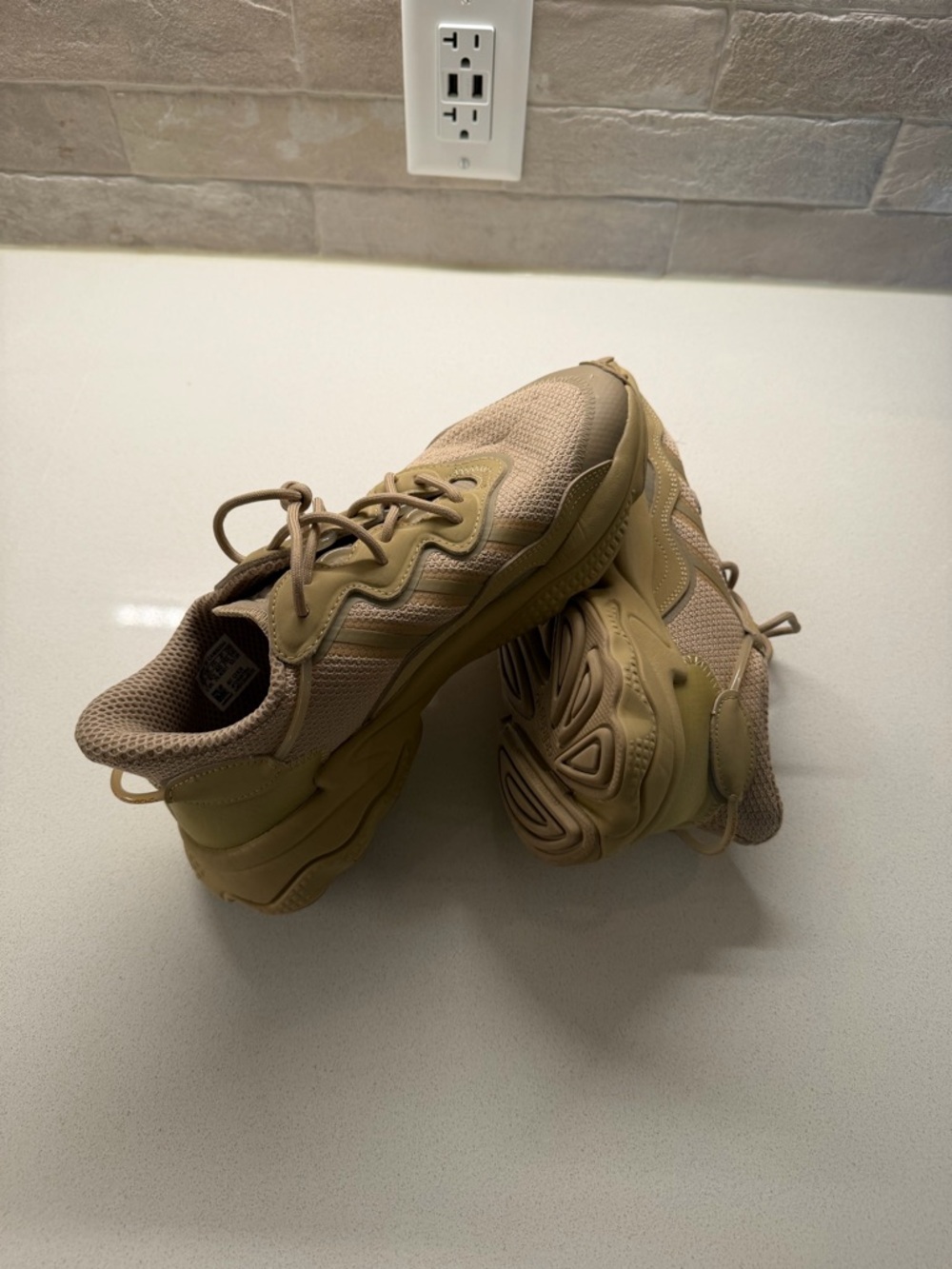 Adidas Ozweego Sneakers Beige/Tan Men’s 7 Women’s 8 Chunky